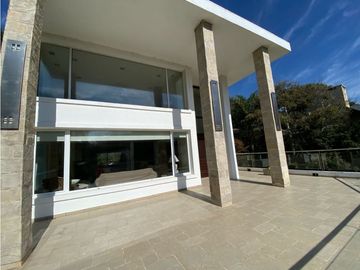 CASA LUXURY EN CARILÓ ALQUILER TEMPORAL A METROS DEL MAR