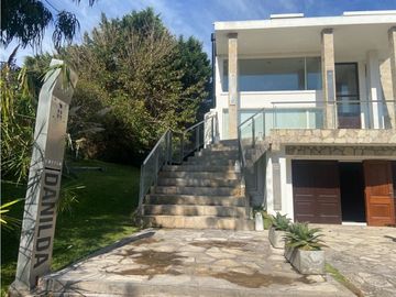 CASA LUXURY EN CARILÓ ALQUILER TEMPORAL A METROS DEL MAR