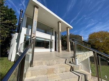 CASA LUXURY EN CARILÓ ALQUILER TEMPORAL A METROS DEL MAR