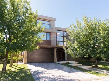 VENTA CASA 7 AMB EN CABOS DEL LAGO - NORDELTA