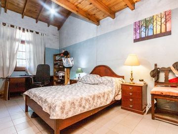 CASA DE 5 AMB. LOTE 8.66 X 42 MTS