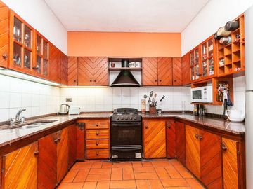 CASA DE 5 AMB. LOTE 8.66 X 42 MTS