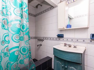 CASA DE 5 AMB. LOTE 8.66 X 42 MTS