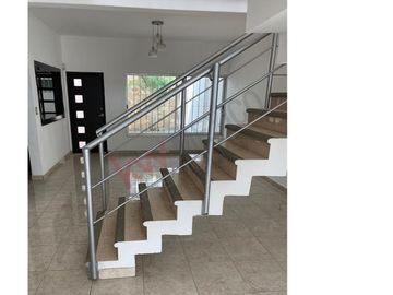 Casa en venta en Fraccionamiento La Gloria con gran ubicación cercana a diversas centros comerciales.