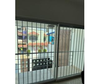 Casa en venta en Fraccionamiento La Gloria con gran ubicación cercana a diversas centros comerciales.