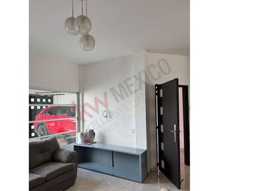 Casa en venta en Fraccionamiento La Gloria con gran ubicación cercana a diversas centros comerciales.