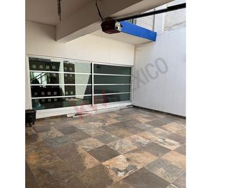 Casa en venta en Fraccionamiento La Gloria con gran ubicación cercana a diversas centros comerciales.