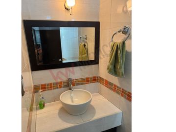 Casa en venta en Fraccionamiento La Gloria con gran ubicación cercana a diversas centros comerciales.