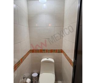 Casa en venta en Fraccionamiento La Gloria con gran ubicación cercana a diversas centros comerciales.