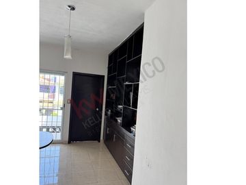 Casa en venta en Fraccionamiento La Gloria con gran ubicación cercana a diversas centros comerciales.