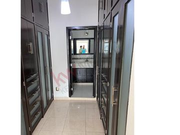Casa en venta en Fraccionamiento La Gloria con gran ubicación cercana a diversas centros comerciales.