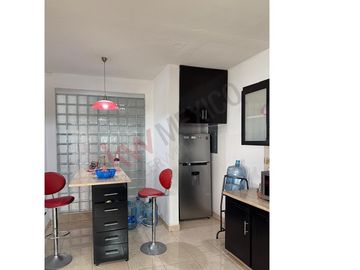 Casa en venta en Fraccionamiento La Gloria con gran ubicación cercana a diversas centros comerciales.