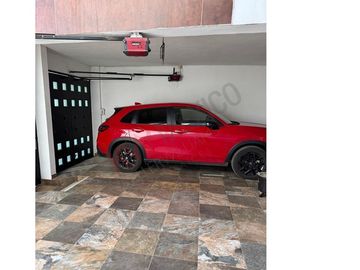 Casa en venta en Fraccionamiento La Gloria con gran ubicación cercana a diversas centros comerciales.