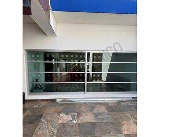 Casa en venta en Fraccionamiento La Gloria con gran ubicación cercana a diversas centros comerciales.