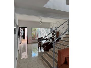 Casa en venta en Fraccionamiento La Gloria con gran ubicación cercana a diversas centros comerciales.