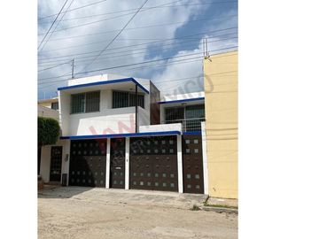 Casa en venta en Fraccionamiento La Gloria con gran ubicación cercana a diversas centros comerciales.