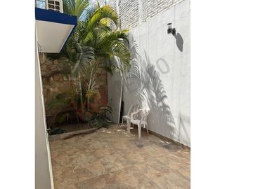 Casa en venta en Fraccionamiento La Gloria con gran ubicación cercana a diversas centros comerciales.