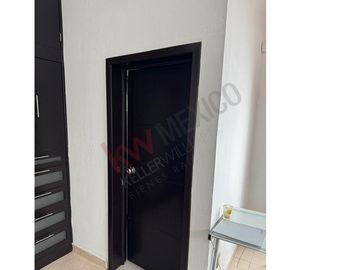 Casa en venta en Fraccionamiento La Gloria con gran ubicación cercana a diversas centros comerciales.