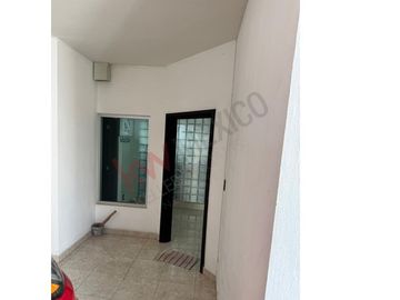Casa en venta en Fraccionamiento La Gloria con gran ubicación cercana a diversas centros comerciales.