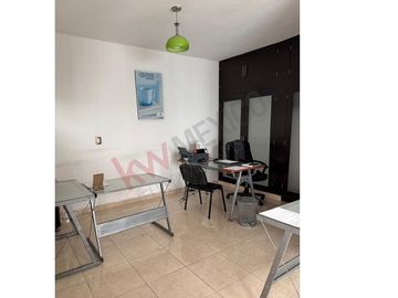 Casa en venta en Fraccionamiento La Gloria con gran ubicación cercana a diversas centros comerciales.
