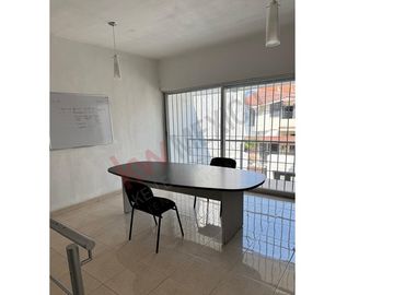 Casa en venta en Fraccionamiento La Gloria con gran ubicación cercana a diversas centros comerciales.