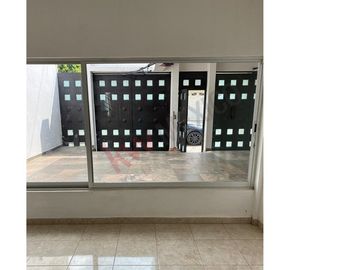 Casa en venta en Fraccionamiento La Gloria con gran ubicación cercana a diversas centros comerciales.