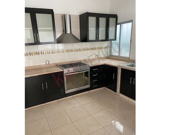 Casa en venta en Fraccionamiento La Gloria con gran ubicación cercana a diversas centros comerciales.