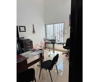 Casa en venta en Fraccionamiento La Gloria con gran ubicación cercana a diversas centros comerciales.