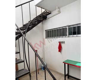 Casa en venta en Fraccionamiento La Gloria con gran ubicación cercana a diversas centros comerciales.