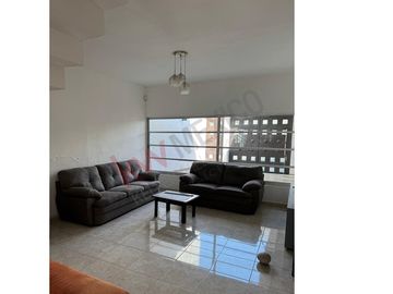 Casa en venta en Fraccionamiento La Gloria con gran ubicación cercana a diversas centros comerciales.