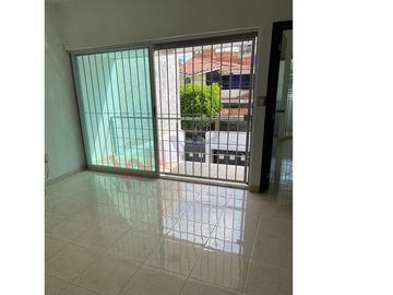 Casa en venta en Fraccionamiento La Gloria con gran ubicación cercana a diversas centros comerciales.