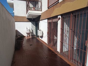 Venta depto 3 amb + cochera. balcon+patio. Flores