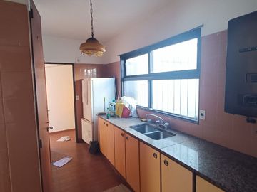 Venta depto 3 amb + cochera. balcon+patio. Flores