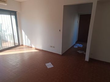 Venta depto 3 amb + cochera. balcon+patio. Flores