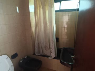 Venta depto 3 amb + cochera. balcon+patio. Flores