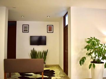 CALLE JUAN DE LA FUENTE 320 - MIRAFLORES - ENTRE AV. BENAVIDES CDRA 10 Y PARQUE EL REDUCTOto en Mira