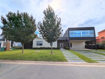 Casa de diseño en Venta Lago San Benito Villanueva