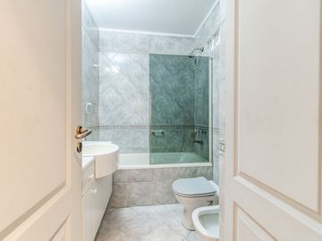 VENTA CASA TRIPLEX 6 AMB. EN V.URQUIZA CON COCHERA