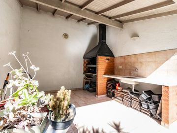 VENTA CASA TRIPLEX 6 AMB. EN V.URQUIZA CON COCHERA