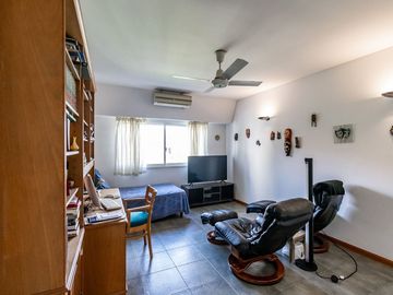 VENTA CASA TRIPLEX 6 AMB. EN V.URQUIZA CON COCHERA