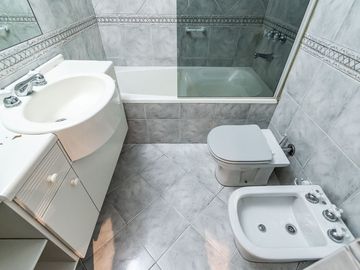 VENTA CASA TRIPLEX 6 AMB. EN V.URQUIZA CON COCHERA