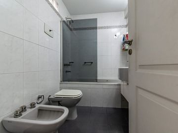 VENTA CASA TRIPLEX 6 AMB. EN V.URQUIZA CON COCHERA