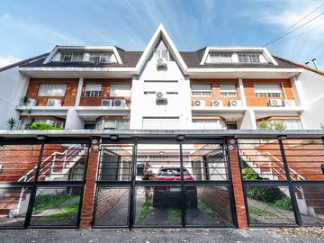 VENTA CASA TRIPLEX 6 AMB. EN V.URQUIZA CON COCHERA