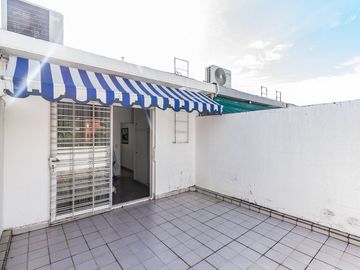 VENTA CASA TRIPLEX 6 AMB. EN V.URQUIZA CON COCHERA