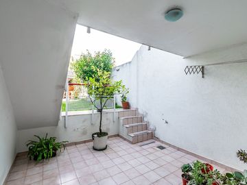 VENTA CASA TRIPLEX 6 AMB. EN V.URQUIZA CON COCHERA