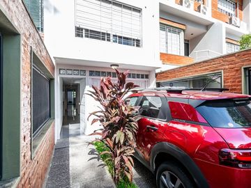 VENTA CASA TRIPLEX 6 AMB. EN V.URQUIZA CON COCHERA