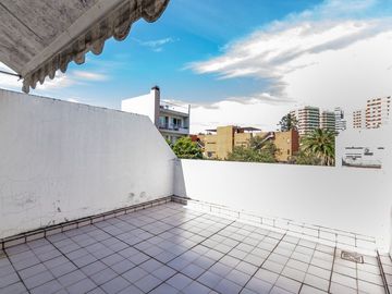 VENTA CASA TRIPLEX 6 AMB. EN V.URQUIZA CON COCHERA
