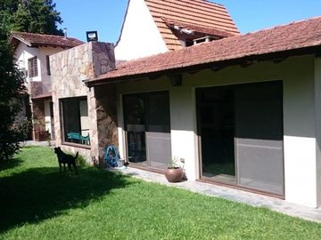 OPORTUNIDAD!! HERMOSO CHALET DE 650m2 LOTE DE 10X65 EN ITUZAINGÃ NORTE PARQUIZADO CON 3 COCHERAS Y QUINCHO