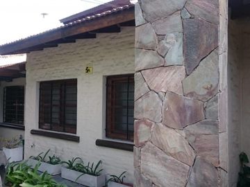 OPORTUNIDAD!! HERMOSO CHALET DE 650m2 LOTE DE 10X65 EN ITUZAINGÃ NORTE PARQUIZADO CON 3 COCHERAS Y QUINCHO