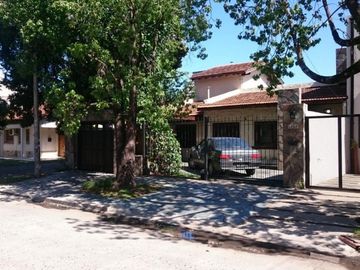 OPORTUNIDAD!! HERMOSO CHALET DE 650m2 LOTE DE 10X65 EN ITUZAINGÃ NORTE PARQUIZADO CON 3 COCHERAS Y QUINCHO